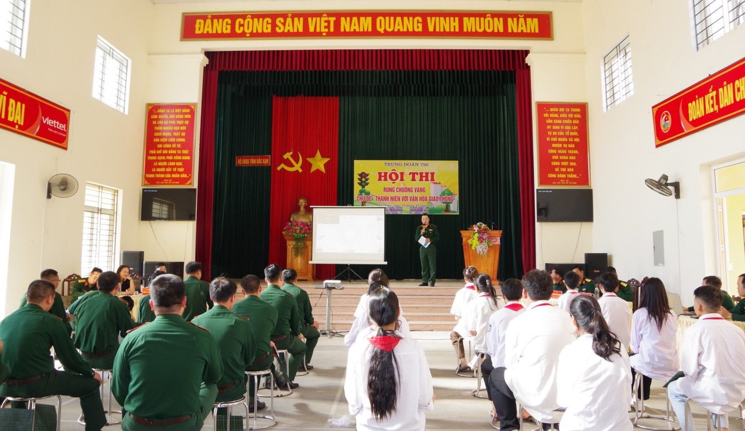 Trung đoàn 750 (thuộc Bộ CHQS tỉnh Bắc Kạn) phối hợp với Trường THCS Cẩm Giàng tổ chức Hội thi Rung chuông vàng tìm hiểu pháp luật với chủ đề “Thanh niên với văn hóa giao thông” năm 2023. Ảnh: Bộ CHQS tỉnh Bắc Kạn