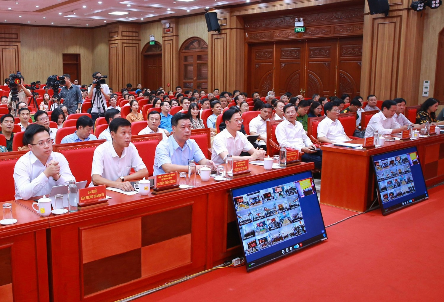 Các đại biểu dự tiếp xúc cử tri - ẢNH DUY THÍNH