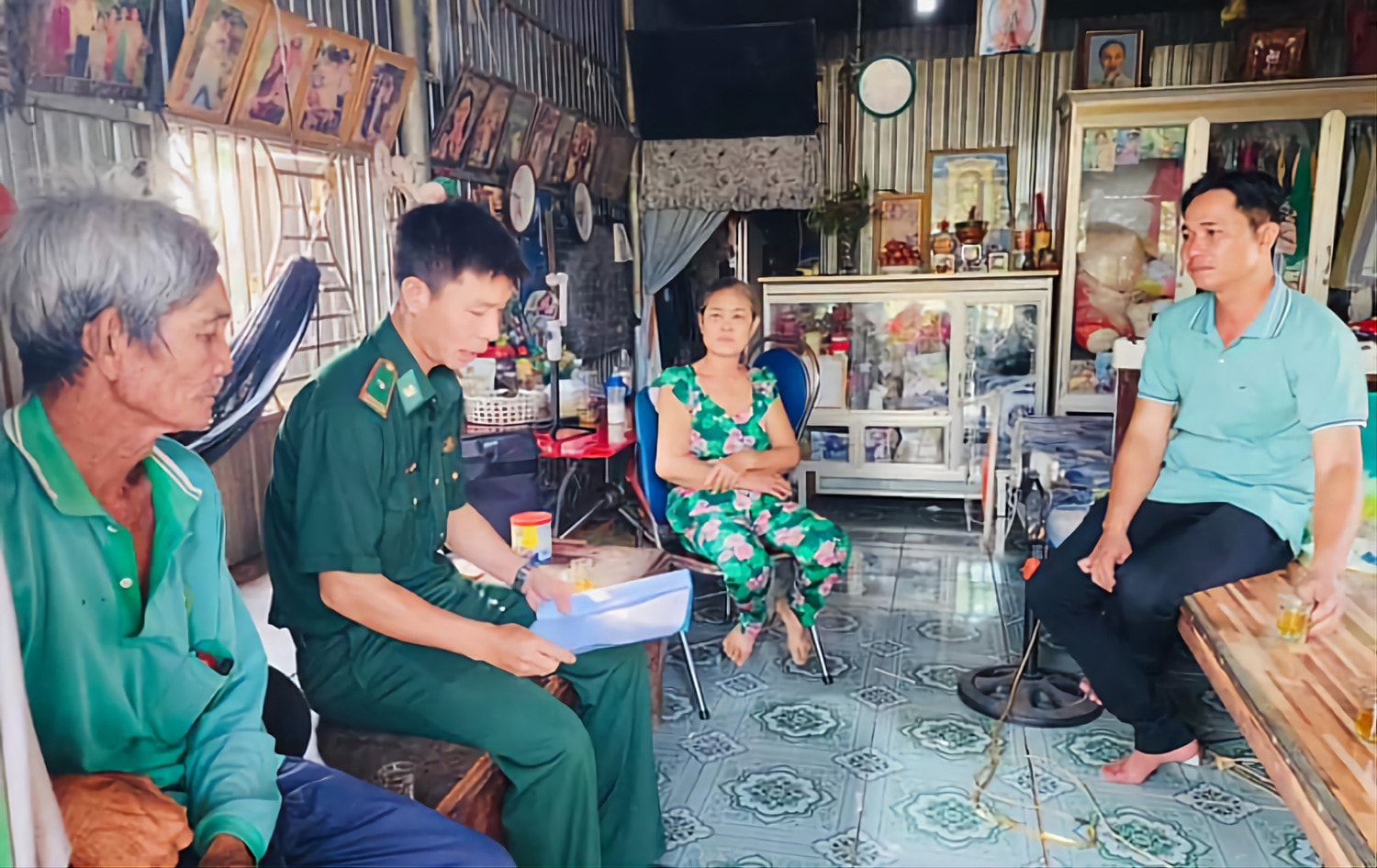 Đồn Biên phòng Sông Trăng tổ chức tuyên truyền, phổ biến giáo dục pháp luật tới người dân. Ảnh: BĐBP tỉnh Long An