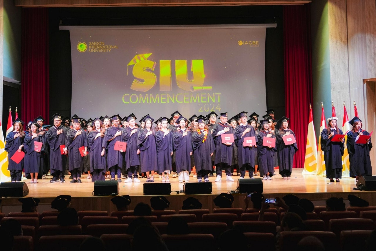 Đại học Quốc tế Sài Gòn trao bằng tốt nghiệp cho tân cử nhân, thạc sĩ -0