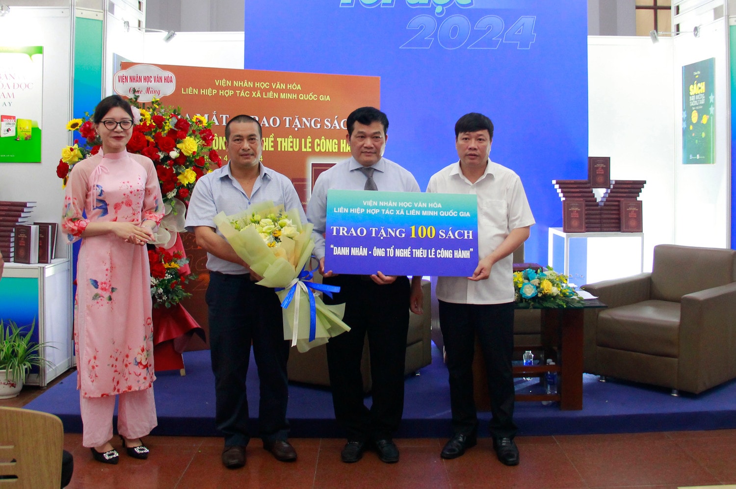 Đại diện Viện Nhân học Văn hóa; Liên hiệp Hợp tác xã Liên minh Quốc gia Việt Nam tặng 100 cuốn sách cho huyện Thường Tín Ra mắt - trao tặng sách “Danh nhân - Ông tổ nghề thêu Lê Công Hành” -0