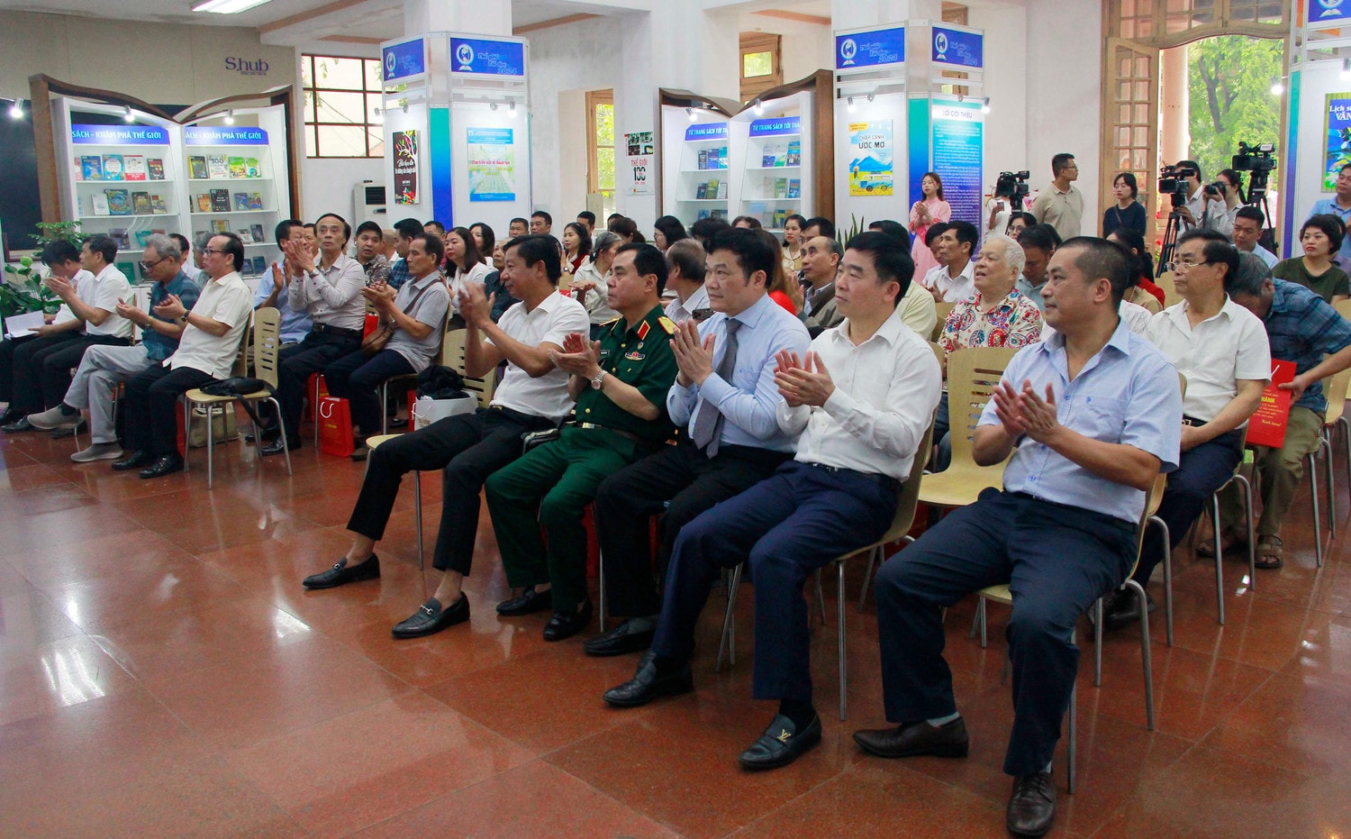 Các đại biểu dự sự kiện Ra mắt - trao tặng sách “Danh nhân - Ông tổ nghề thêu Lê Công Hành” -0