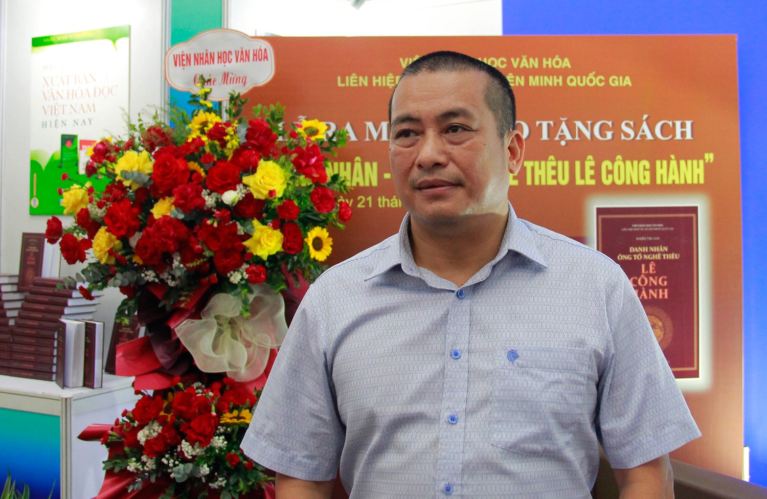 Nhà văn Nguyễn Xuân Tuấn chia sẻ cùng báo chí Ra mắt - trao tặng sách “Danh nhân - Ông tổ nghề thêu Lê Công Hành” -0