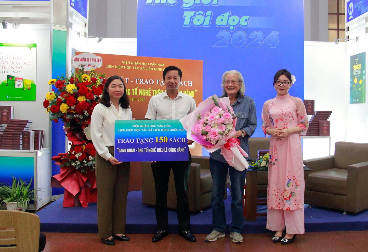 Đại diện Viện Nhân học Văn hóa; Liên hiệp Hợp tác xã Liên minh Quốc gia Việt Nam tặng 150 cuốn sách cho Thư viện Quốc gia Việt Nam Ra mắt - trao tặng sách “Danh nhân - Ông tổ nghề thêu Lê Công Hành” -0