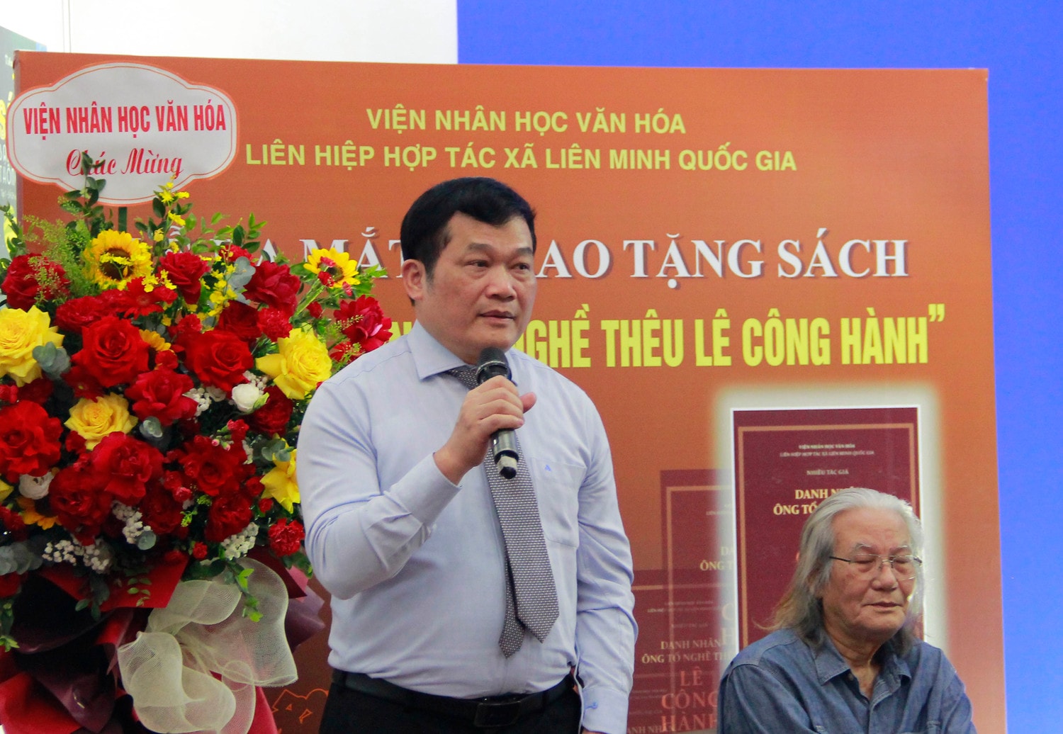 Bí thư Huyện ủy huyện Thường Tín Nguyễn Tiến Minh chia sẻ tại buổi ra mắt cuốn sách Ra mắt - trao tặng sách “Danh nhân - Ông tổ nghề thêu Lê Công Hành” -0