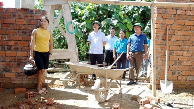 Lãnh đạo huyện A Lưới kiểm tra tiến độ giải ngân vốn xây dựng nhà ở và động viên hộ đồng bào A Lưới. Ảnh: Internet