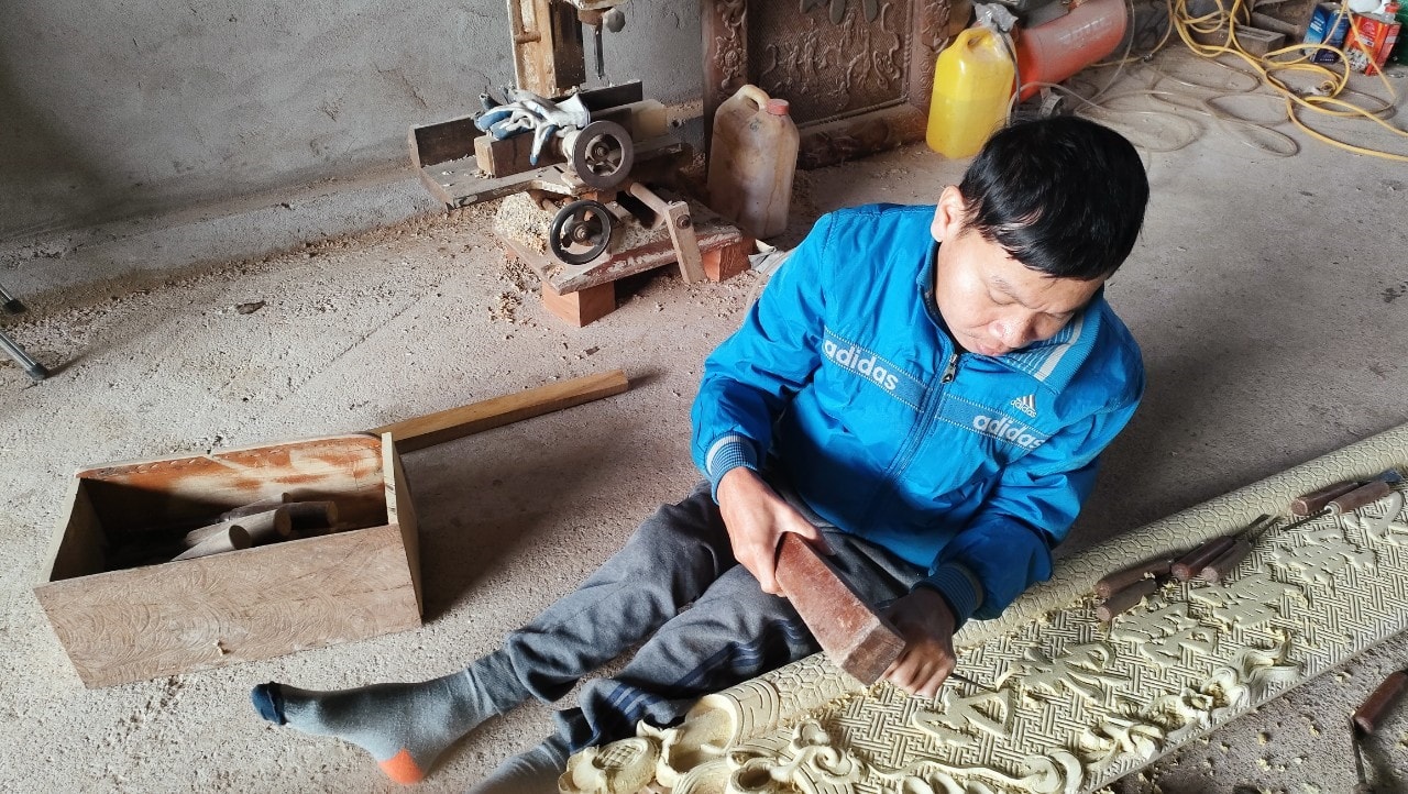 Anh Nguyễn Hữu Hậu đục hoành phi, câu đối. Ảnh: Lương Hà