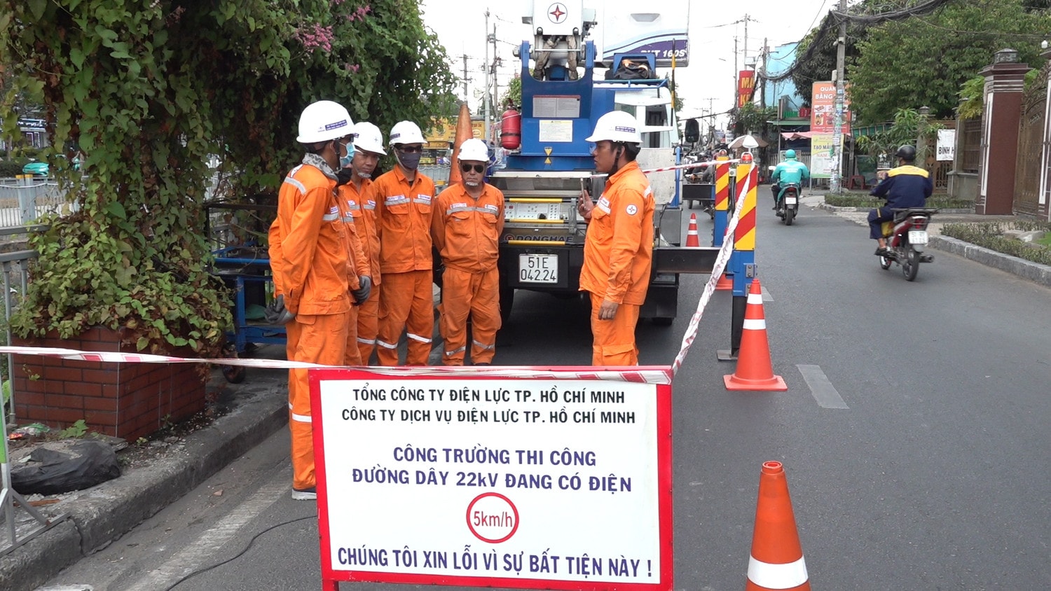 TP. Hồ Chí Minh: Công nhân ngành điện “bám trụ” giữa những ngày nắng nóng cao điểm - 0