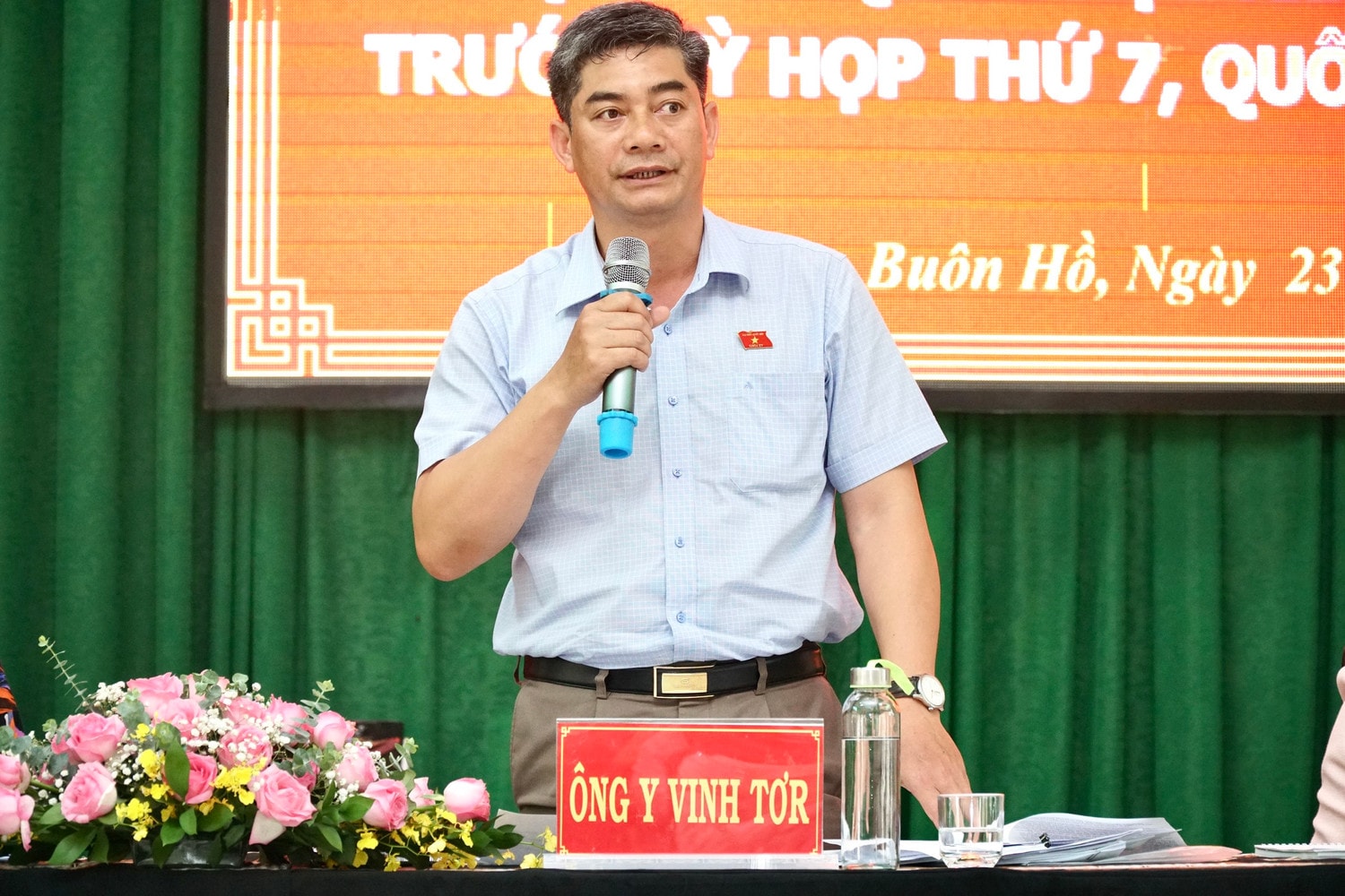 Ủy viên dự khuyết Trung ương Đảng, Thứ trưởng, Phó Chủ nhiệm Ủy ban Dân tộc Y Vinh Tơr phát biểu tại buổi tiếp xúc