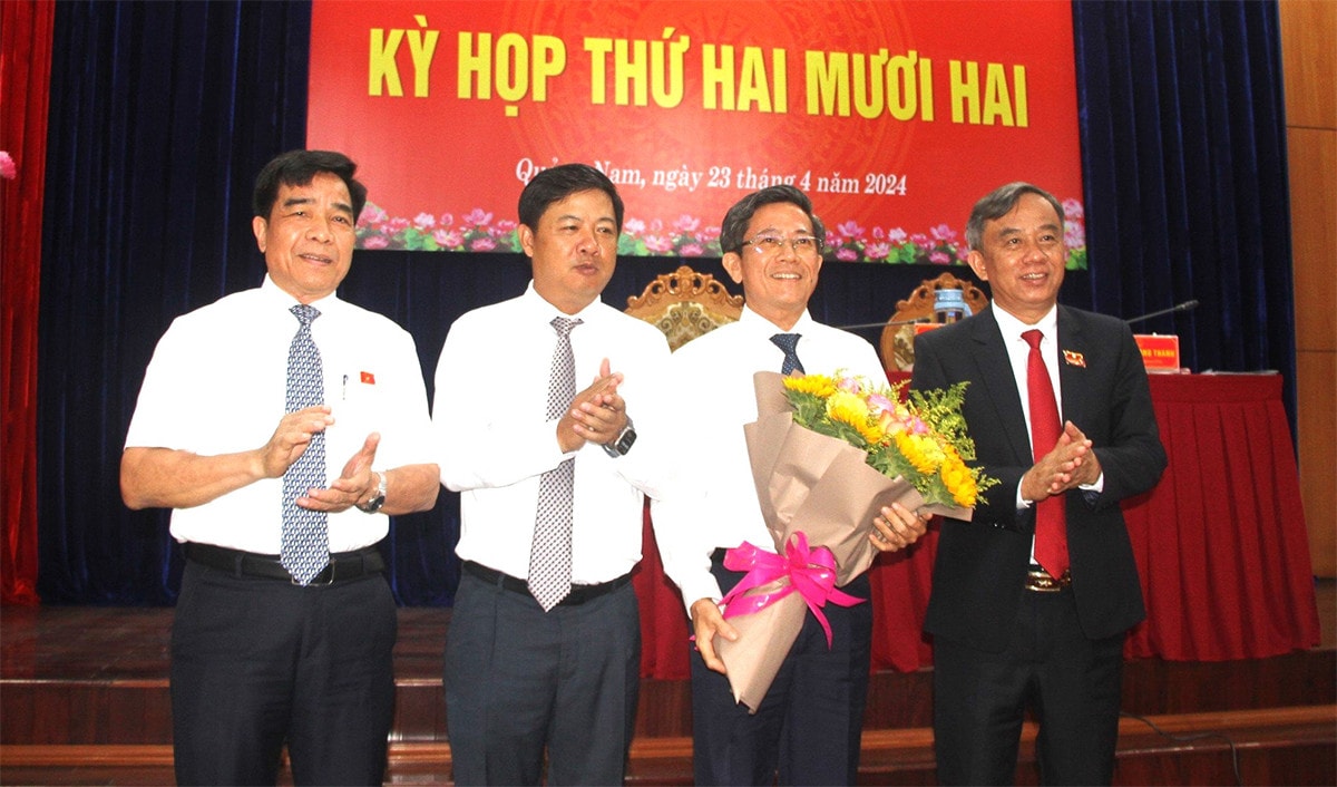 Thông qua 9 nghị quyết quan trọng