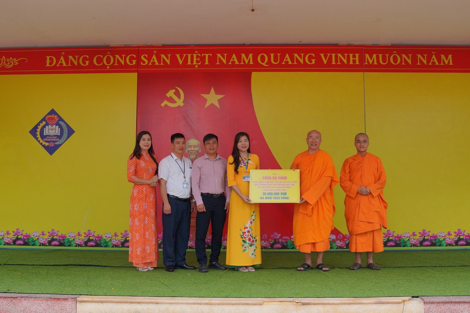 Chùa Ba Vàng trao tặng kinh phí động viên học sinh đạt thành tích cao của Trường THCS Nguyễn Trãi (TP. Uông Bí, Quảng Ninh) - 0