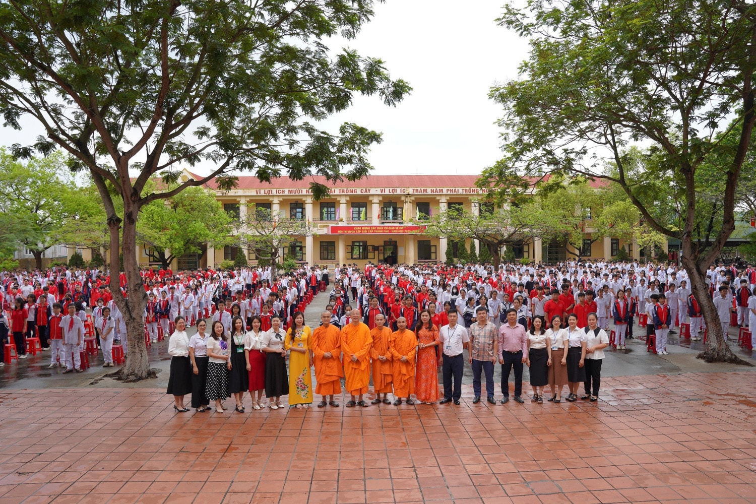 Chùa Ba Vàng trao tặng kinh phí động viên học sinh đạt thành tích cao của Trường THCS Nguyễn Trãi (TP. Uông Bí, Quảng Ninh) - 0