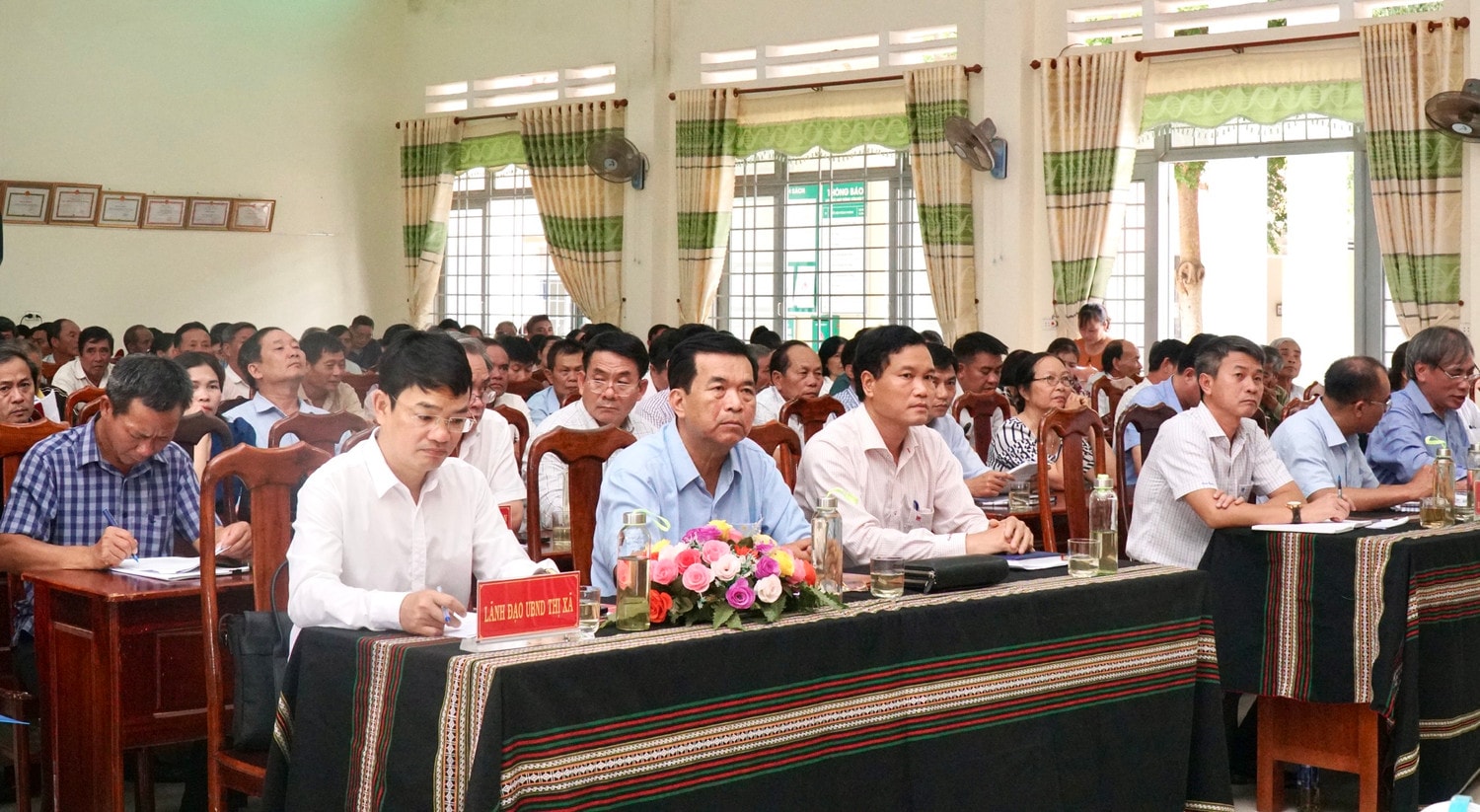 Lãnh đạo sở, ngành, địa phương cùng cử tri tham dự hội nghị