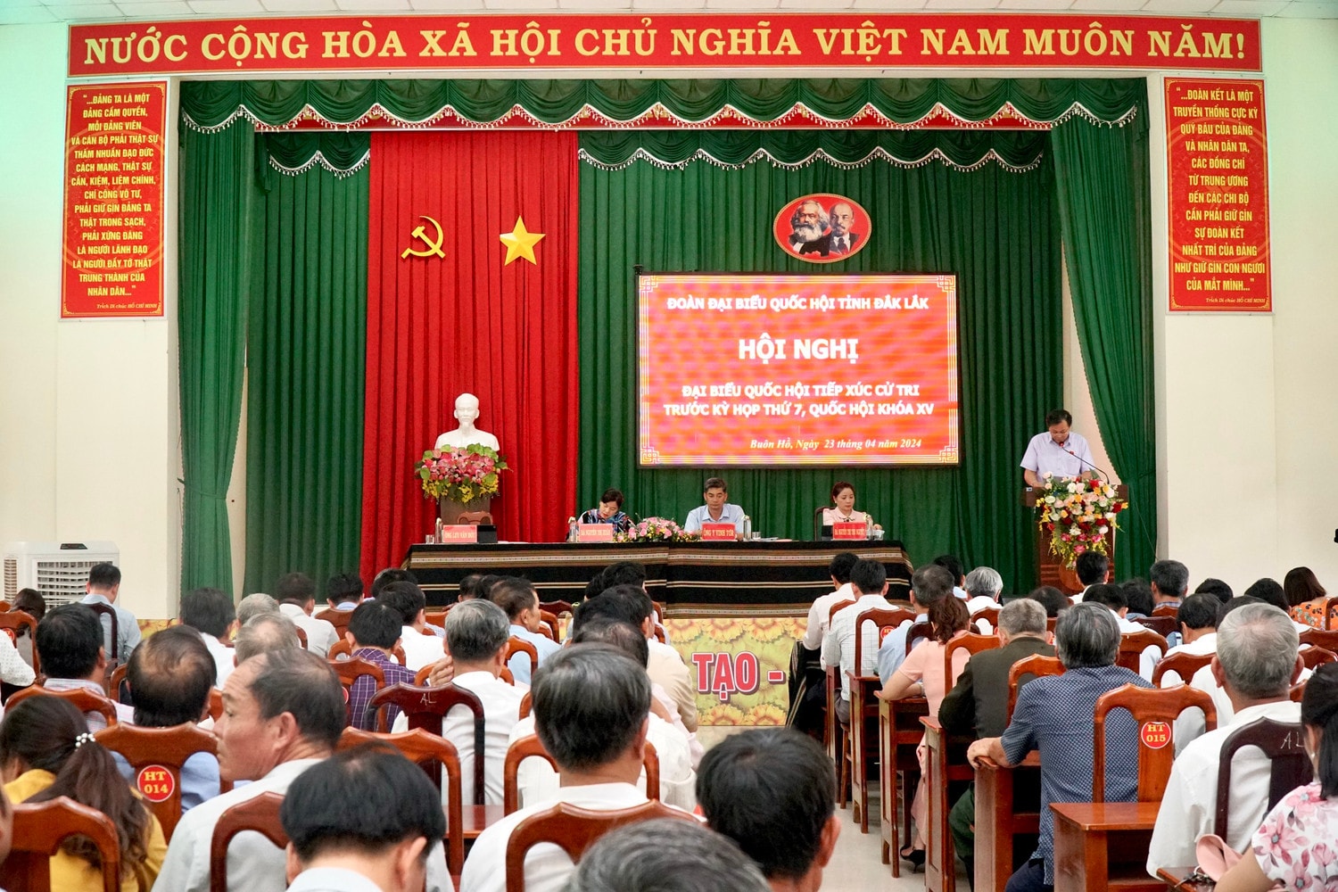 Toàn cảnh buổi tiếp xúc cử tri