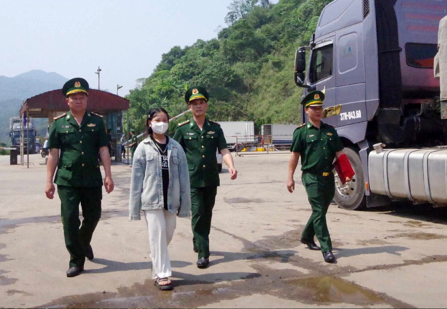 Giải cứu thành công cháu gái 13 tuổi bị lừa bán ra nước ngoài -0