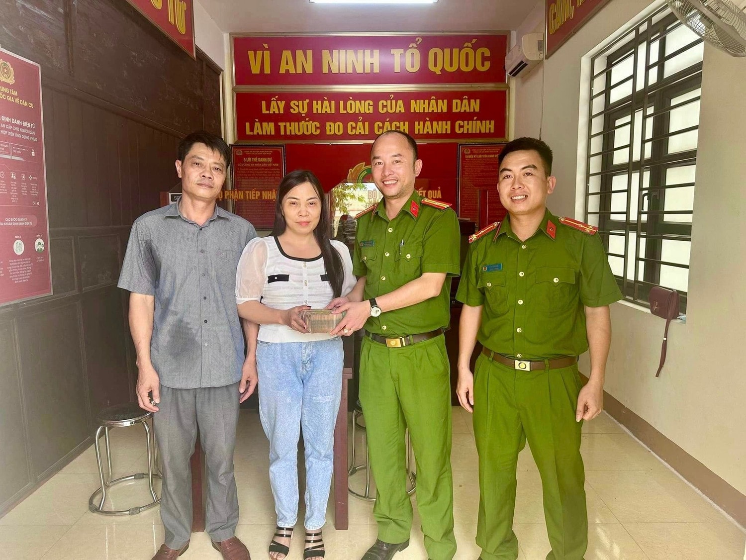 Người phụ nữ xúc động nhận lại số tiền 400 triệu đồng vì chuyển nhầm tài khoản -0