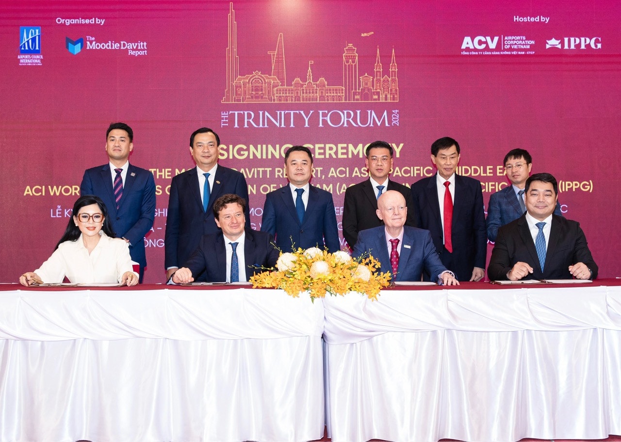 Bà Lê Hồng Thủy Tiên đại diện IPPG ký kết tại buổi lễ IPPG và ACV đồng đăng cai tổ chức Diễn Đàn Trinity Forum tại TP. Hồ Chí Minh vào tháng 11.2024 -0