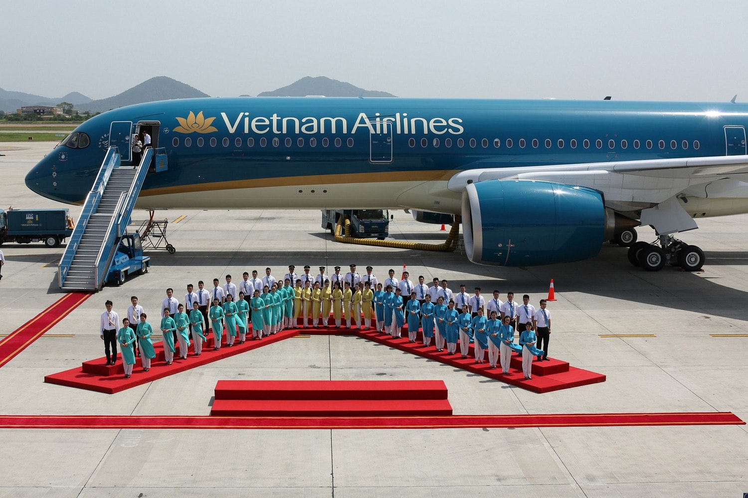 Khai thác các đội máy bay phù hợp với mạng bay và chiến lược phát triển là điều rất quan trọng với Vietnam Airlines. Hình ảnh đón tàu bay Airbus A350 đầu tiên vào năm 2015. Ảnh: VNA Xứng đáng với niềm tự hào của hàng không dân dụng Việt Nam -0