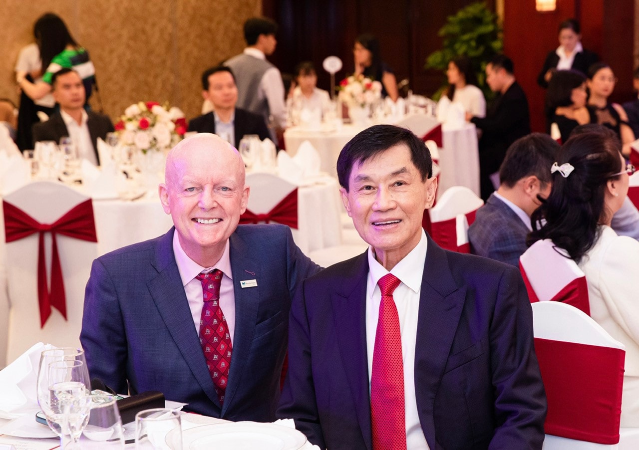 Ông Johnathan Hanh Nguyen va Ông Martin Moodie, Chủ tịch The Moodie Davitt Report IPPG và ACV đồng đăng cai tổ chức Diễn Đàn Trinity Forum tại TP. Hồ Chí Minh vào tháng 11.2024 -0