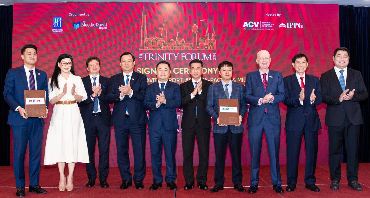 Đại diện các bên ký kết biên bản ghi nhớ về việc tổ chức Diễn đàn Trinity 2024 IPPG và ACV đồng đăng cai tổ chức Diễn Đàn Trinity Forum tại TP. Hồ Chí Minh vào tháng 11.2024 -1