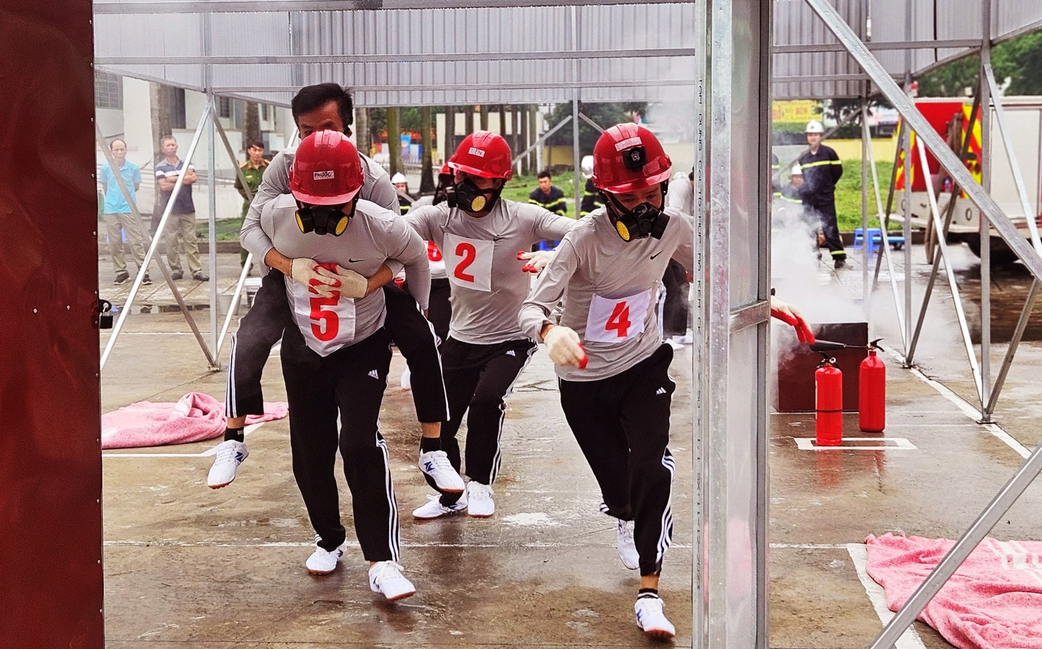 13 đội tuyển tham dự Hội thi nghiệp vụ chữa cháy và cứu nạn, cứu hộ Tổ liên gia an toàn phòng cháy, chữa cháy năm 2024