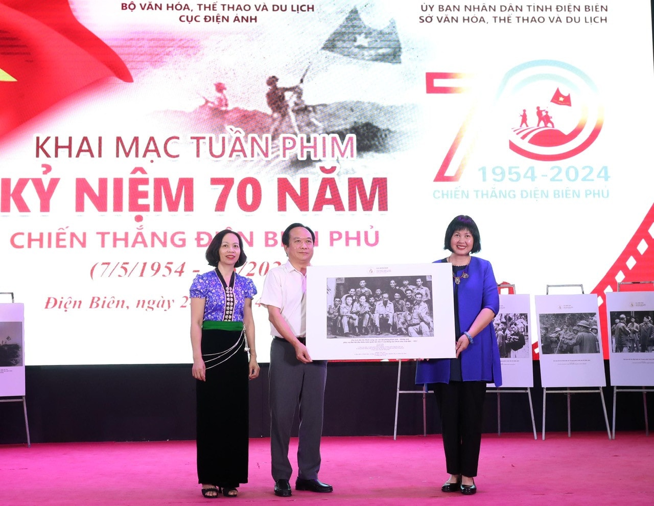 Những bức ảnh quý về các nhà làm phim Việt Nam tại chiến dịch Điện Biên Phủ -0