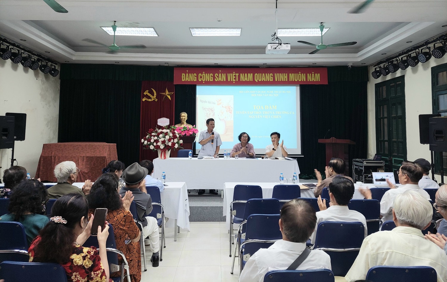 Nguyễn Việt Chiến - Câu thơ như cát mỗi chiều -0