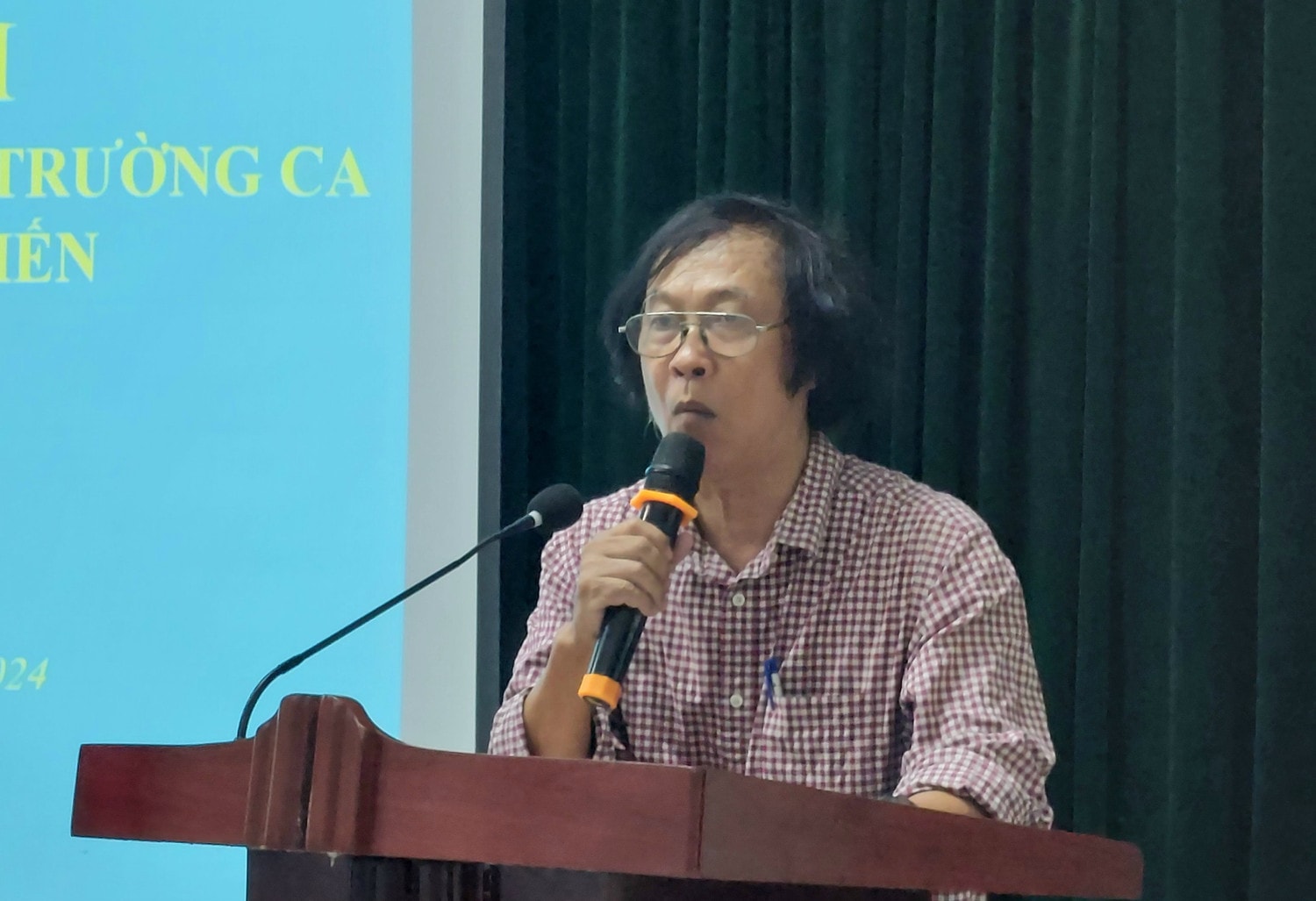 Nguyễn Việt Chiến - Câu thơ như cát mỗi chiều -0