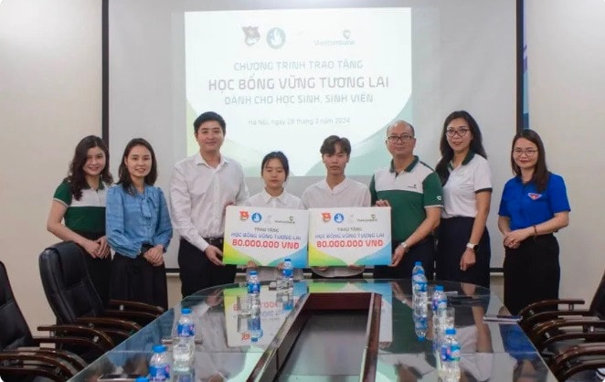 Vietcombank trao học bổng từ Quỹ “Vững tương lai” với gần 6 tỷ đồng cho học sinh nghèo vượt khó -0