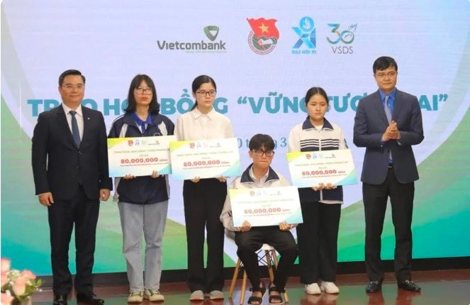 Vietcombank trao học bổng từ Quỹ “Vững tương lai” với gần 6 tỷ đồng cho học sinh nghèo vượt khó -0