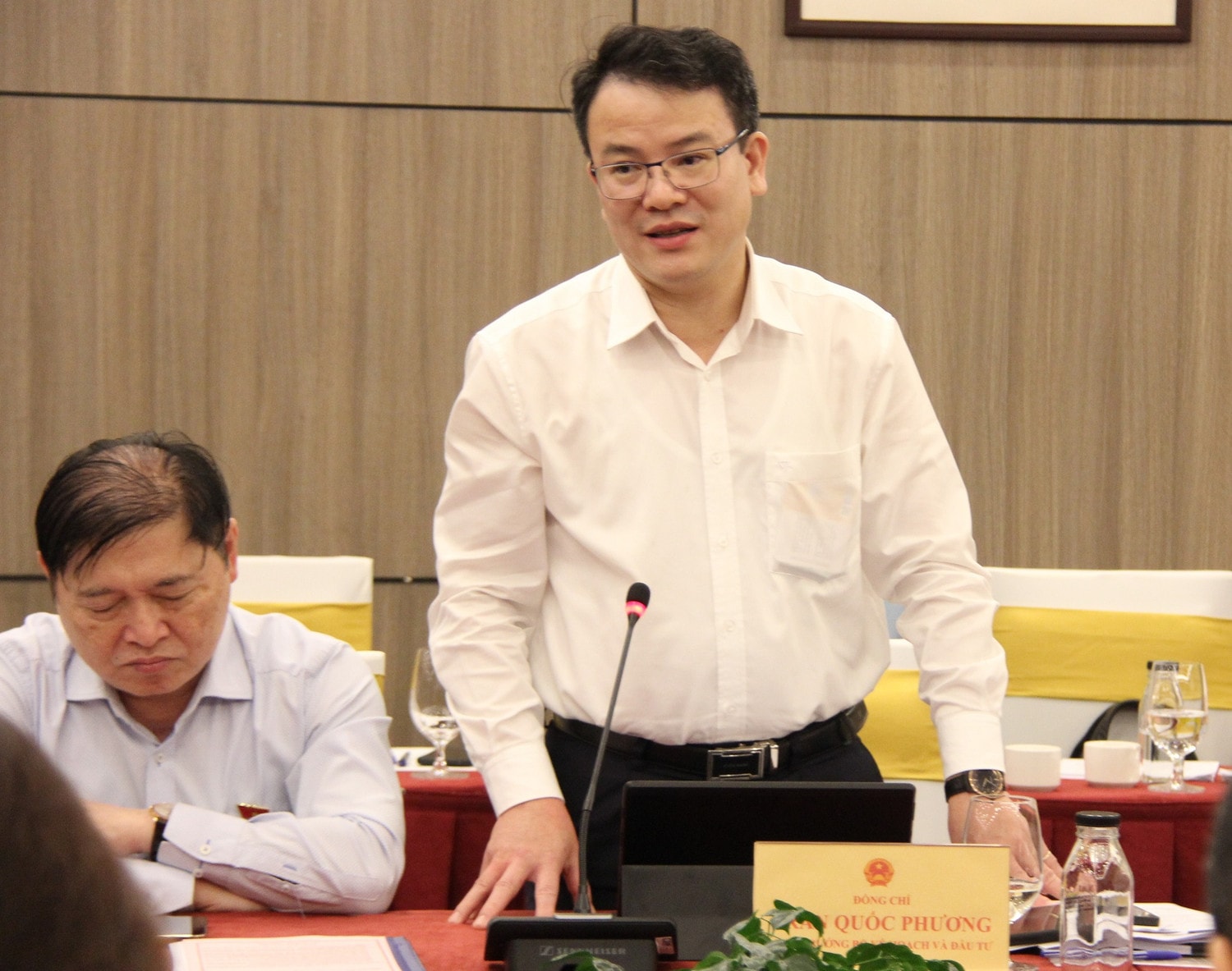 Thứ trưởng Bộ Kế hoạch và Đầu tư Trần Quốc Phương phát biểu tại phiên họp Ủy ban Khoa học, Công nghệ và Môi trường thẩm tra báo cáo của Chính phủ về thực hiện ba Nghị quyết liên quan đến rừng
