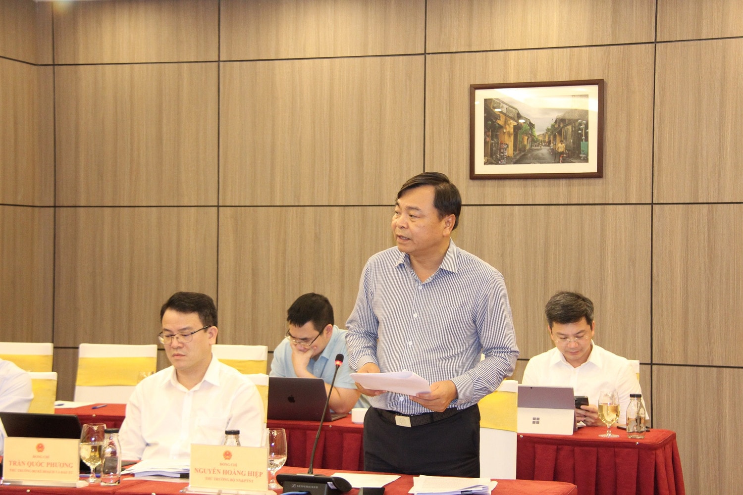 Thứ trưởng Bộ Nông nghiệp và Phát triển nông thôn Nguyễn Hoàng Hiệp giải trình tại phiên họp Ủy ban Khoa học, Công nghệ và Môi trường thẩm tra báo cáo của Chính phủ về thực hiện ba Nghị quyết liên quan đến rừng