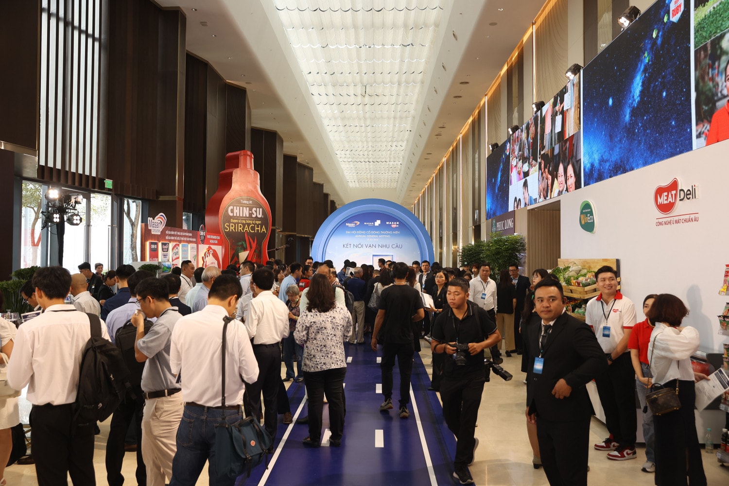 ĐHĐCĐ thường niên năm 2024 của Masan thu hút sự quan tâm của các khách hàng, nhà đầu tư và giới báo chí. Mỗi gia đình Việt Nam, mọi sản phẩm Masan; mỗi gia đình thế giới, ít nhất một sản phẩm Masan” -0