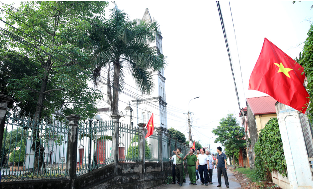 Rực rỡ “Đường cờ Tổ quốc” mừng ngày 30-4 tại vùng giáo Lục Nam -0