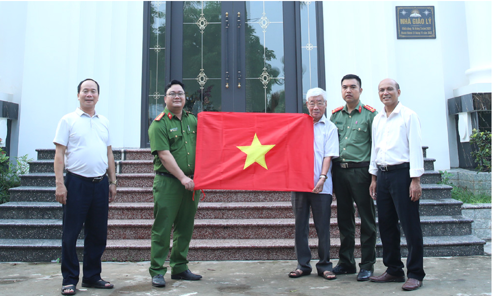 Rực rỡ “Đường cờ Tổ quốc” mừng ngày 30-4 tại vùng giáo Lục Nam -0