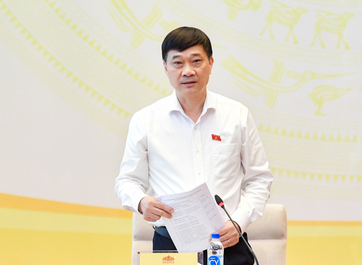 Chủ nhiệm Ủy ban Kinh tế Vũ Hồng Thanh phát biểu tại phiên họp
