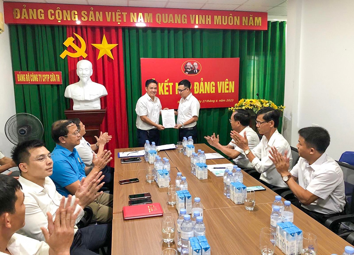 Phía sau những ly sữa tươi sạch -0