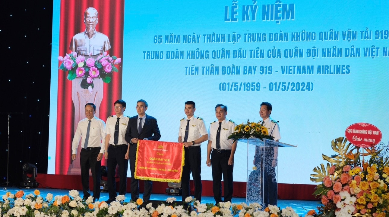 Đoàn bay 919 của Vietnam Airlines kỷ niệm 65 năm thành lập -0