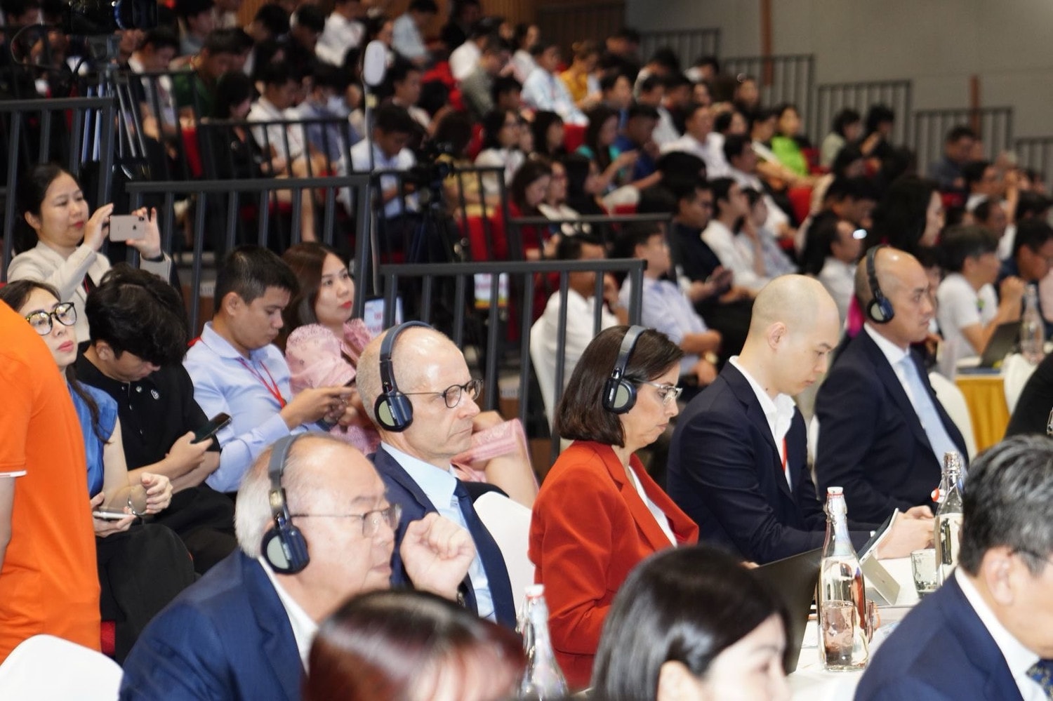 Các đại biểu, cổ đông người nước ngoài tham dự đại hội Đặt mục tiêu lợi nhuận 16.000 tỷ đồng, chia cổ tức cao tới 30% -0