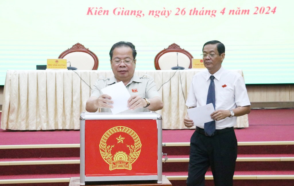 Các đại biểu HĐND bỏ phiếu bầu bổ sung chức danh Ủy viên UBND tỉnh nhiệm kỳ 2021 - 2026 HĐND Kiên Giang thông qua 19 nghị quyết quan trọng