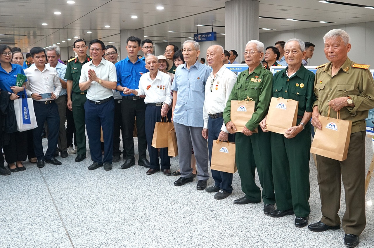 Phó giám đốc Sở Thông tin và Truyền thông TP. Hồ Chí Minh Nguyễn Ngọc Hồi hỏi thăm, tặng quà cựu chiến binh Điện Biên Phủ TP. Hồ Chí Minh: Đoàn tàu Metro số 1 lần đầu chạy tự động, đón những vị khách đặc biệt -0
