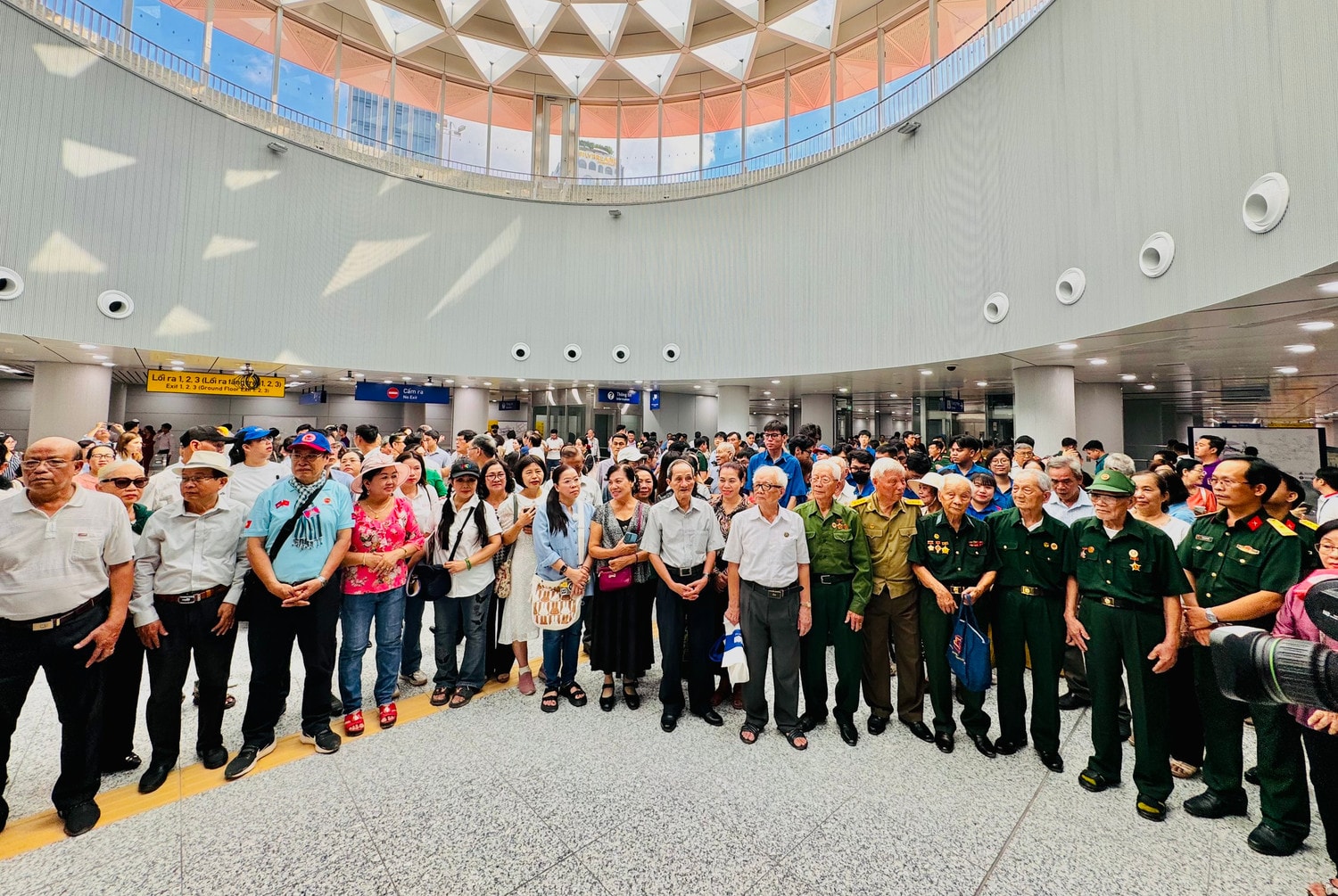 TP. Hồ Chí Minh: Đoàn tàu Metro số 1 lần đầu chạy tự động, đón những vị khách đặc biệt -0