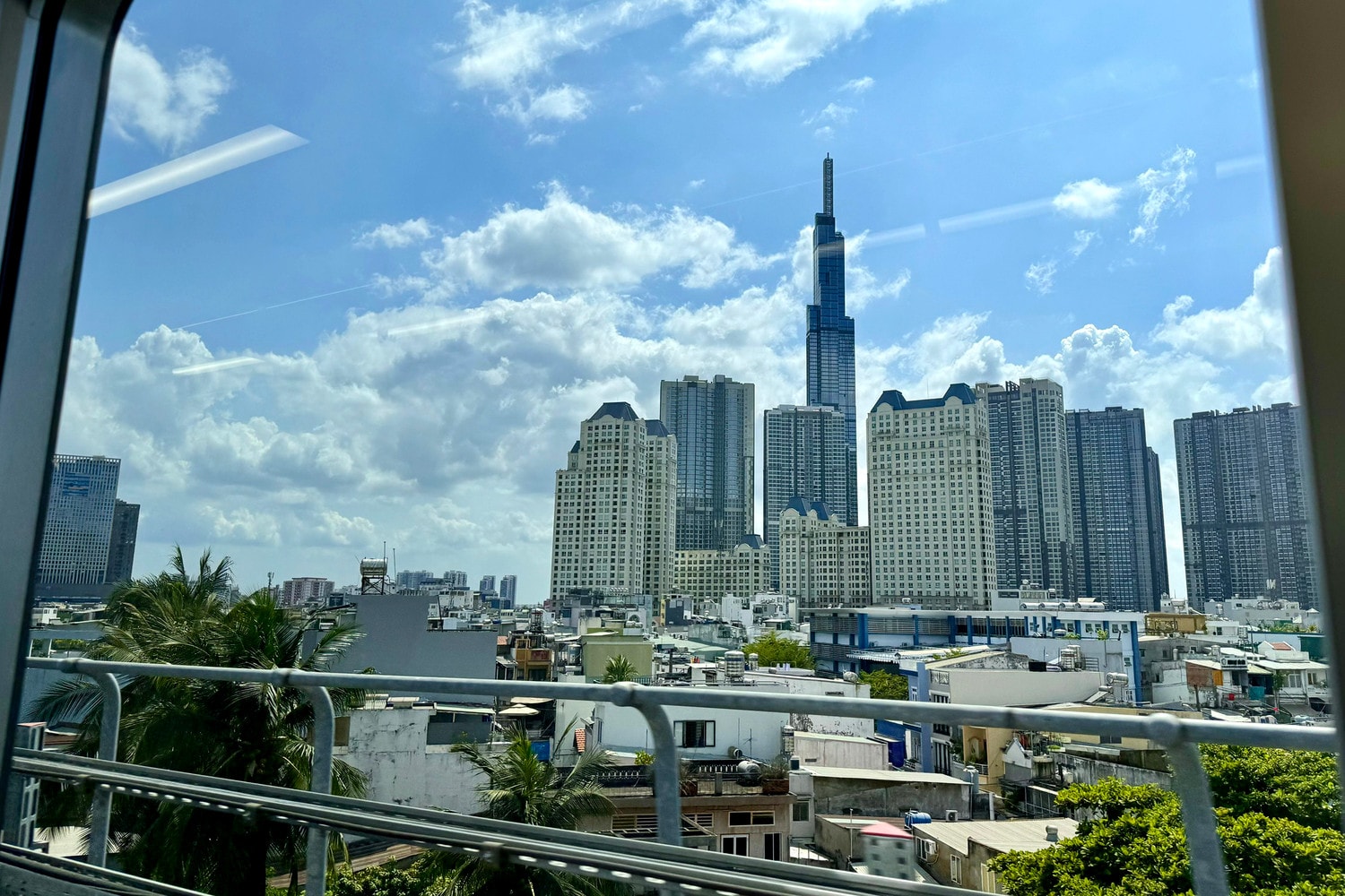 TP. Hồ Chí Minh: Đoàn tàu Metro số 1 lần đầu chạy tự động, đón những vị khách đặc biệt -0