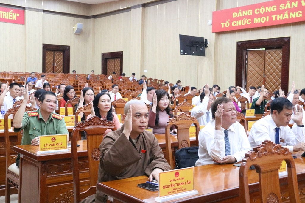 Các đại biểu HĐND tỉnh biểu quyết thông qua 19 nghị quyết quan trọng HĐND Kiên Giang thông qua 19 nghị quyết quan trọng