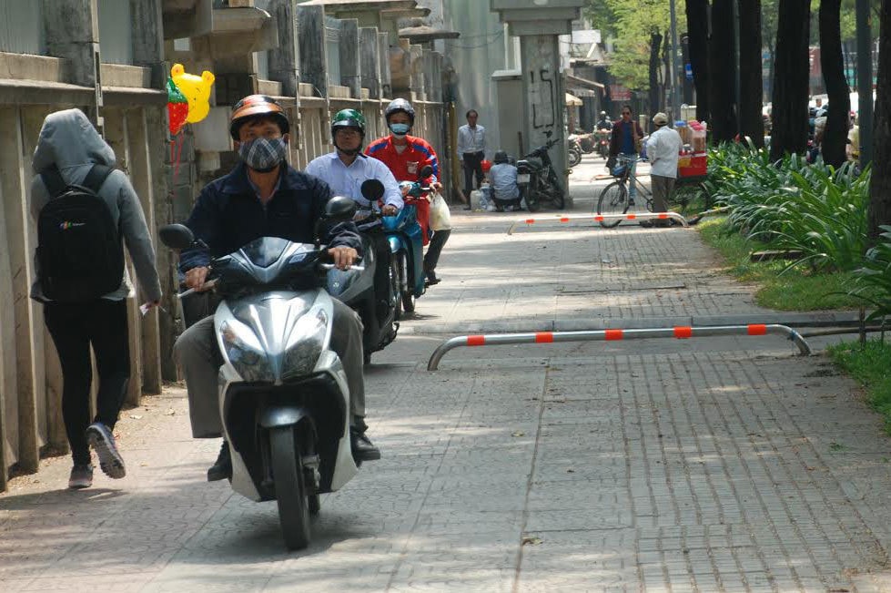 Cố tình đi xe trên vỉa hè bị xử phạt thế nào? -0