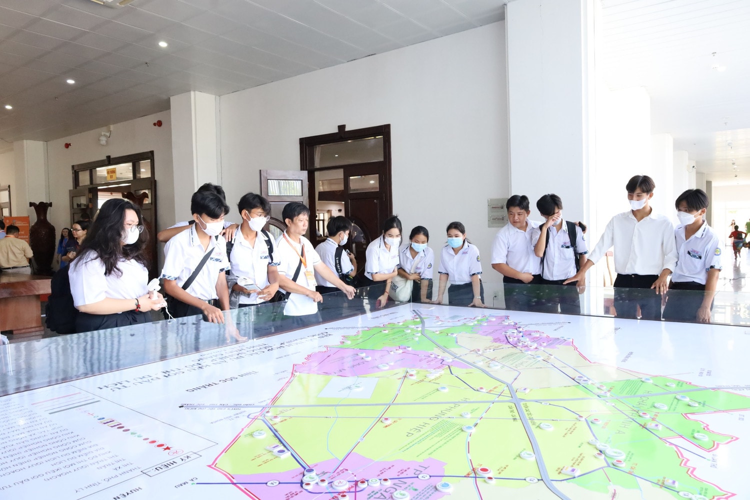 Các em học sinh tỉnh Hậu Giang thích thú làm quen với chuyển đổi số