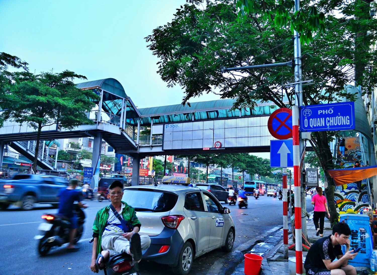 Cây cầu được xây dựng và đưa vào sử dụng từ năm 2014. Sắc màu mới cho cầu đi bộ Trần Nhật Duật -0