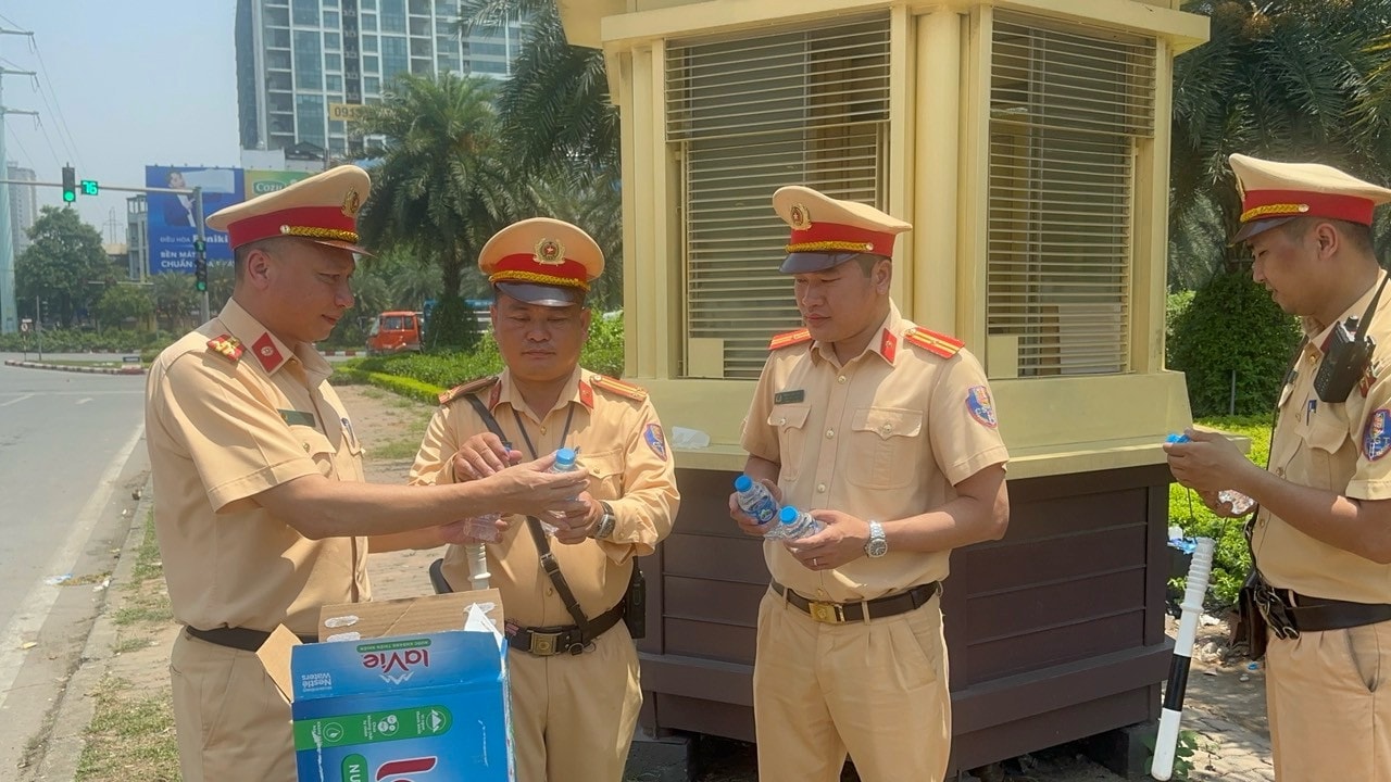 Lãnh đạo Phòng CSGT Hà Nội tới các chốt giao thông để tặng nước, động viên cán bộ, chiến sĩ làm nhiệm vụ Hà Nội: Cảnh sát giao thông phân luồng giao thông dưới nắng nóng gay gắt -0