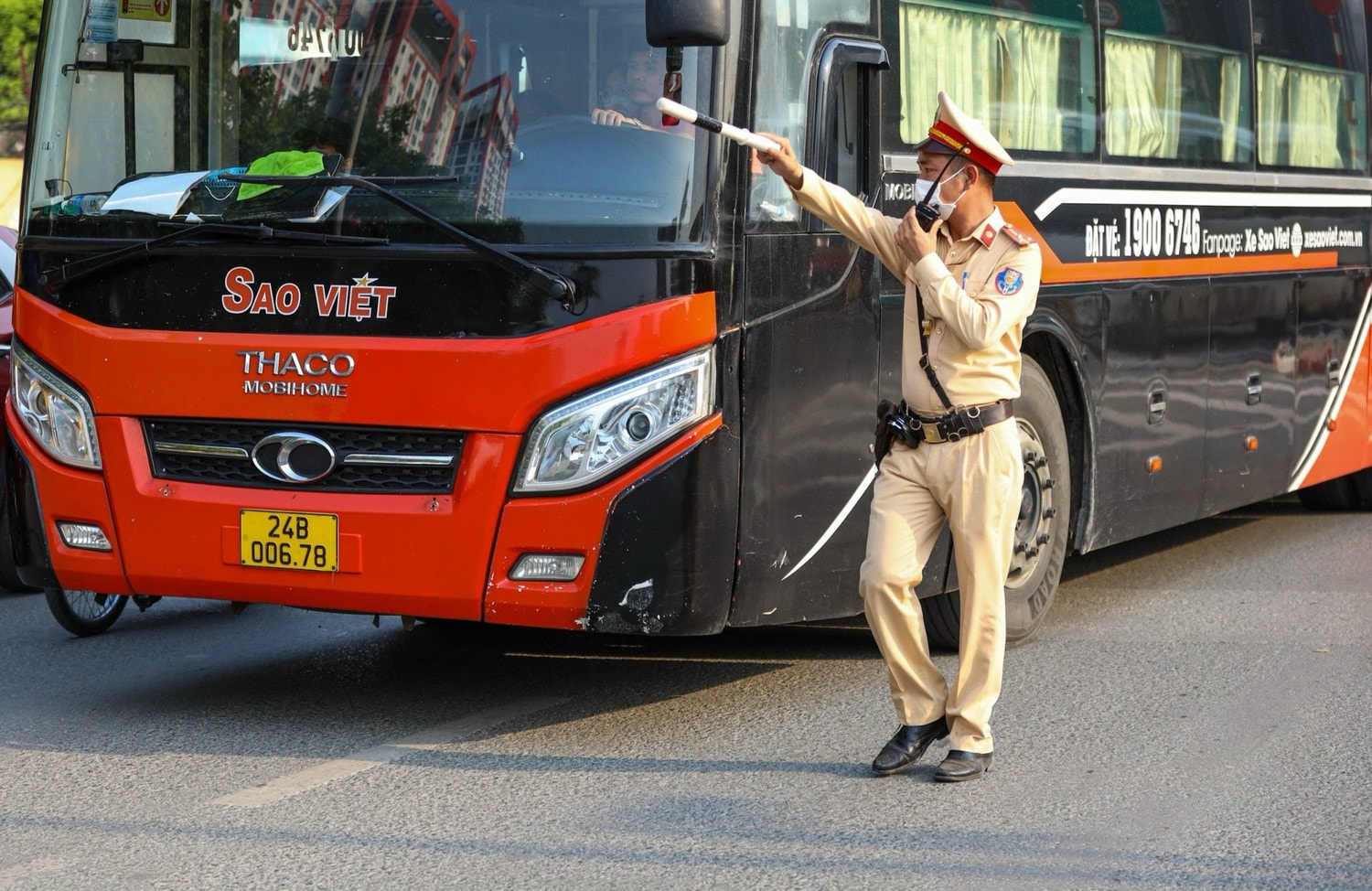 Hà Nội: Những chiến sĩ áo vàng bảo đảm trật tự an toàn giao thông dưới nắng nóng đỉnh điểm ảnh 5 Hà Nội: Cảnh sát giao thông phân luồng giao thông dưới nắng nóng gay gắt -0