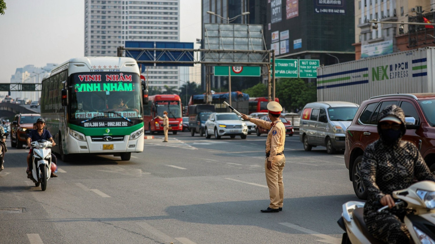 Các khu vực giao thông đông đúc đều có lực lượng CSGT đứng phân luồng, điều tiết Hà Nội: Cảnh sát giao thông phân luồng giao thông dưới nắng nóng gay gắt -0